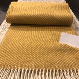 Extra hochwertige Merino Wolldecke weich warm und gemütlich große senf ocker gelbe große Sofa Überwurf karierte Decke Größe 140x200cm/55x79 in Bild 2