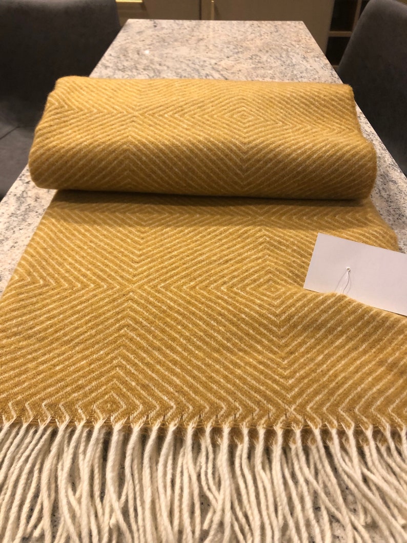 Extra hochwertige Merino Wolldecke weich warm und gemütlich große senf ocker gelbe große Sofa Überwurf karierte Decke Größe 140x200cm/55x79 in Bild 2