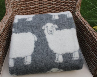 Manta de lana de oveja orgánica: Acogedora manta gris con estampado de ovejas, de lana de cordero natural, gruesa y hecha a mano - 130 x 200 cm
