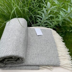 Reine naturgraue Schafwoll Decke in Fischgrätbindung 100% Naturwolle Überwurf große Schafswolle Tagesdecke Couchüberwurf 140x200 in Öko Wolldecke