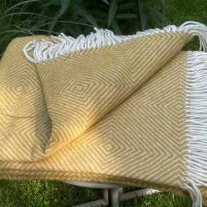 Extra hochwertige Merino Wolldecke weich warm und gemütlich große senf ocker gelbe große Sofa Überwurf karierte Decke Größe 140x200cm/55x79 in Bild 7