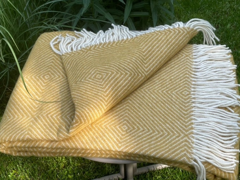 Extra hochwertige Merino Wolldecke weich warm und gemütlich große senf ocker gelbe große Sofa Überwurf karierte Decke Größe 140x200cm/55x79 in Bild 7