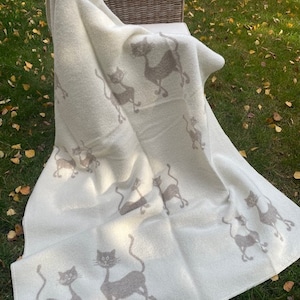 High quality beige color organic sheep wool blanket pure natural wool throw plaid warm cozy with cats pattern 51x79 in/130 x200cm eco wool