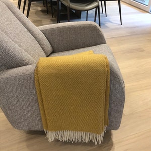 Extra hochwertige Merino Wolldecke weich warm und gemütlich große senf ocker gelbe große Sofa Überwurf karierte Decke Größe 140x200cm/55x79 in Bild 5