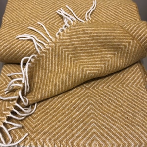 Extra hochwertige Merino Wolldecke weich warm und gemütlich große senf ocker gelbe große Sofa Überwurf karierte Decke Größe 140x200cm/55x79 in Bild 3