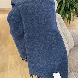 Plaid confortable en laine de couleur bleu foncé - Couverture 100 % laine de Nouvelle-Zélande, grande couverture chaude pour canapé 140 x 200 cm/55 x 79 po.