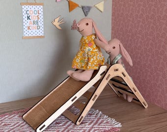 Ensemble d'escalade en bois miniature | Triangle Montessori Pikler miniature avec toboggan | Ensemble d'escalade en bois à l'échelle 1:12 pour Maileg et petites poupées