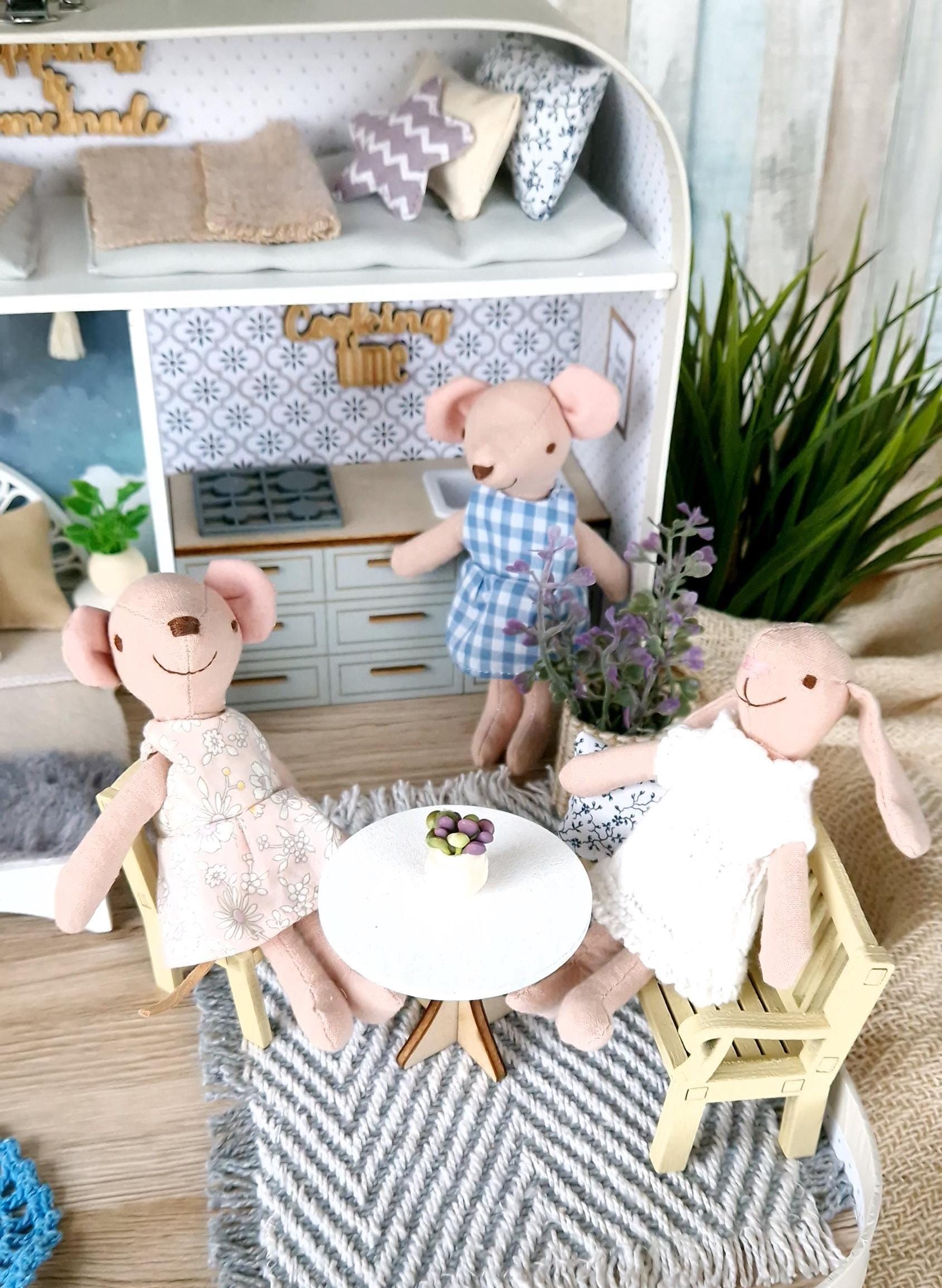 Handley 1:12 Scale Dollhouse Miniature Plastic Mice – Set Of 3 Gray Mice MUL5638