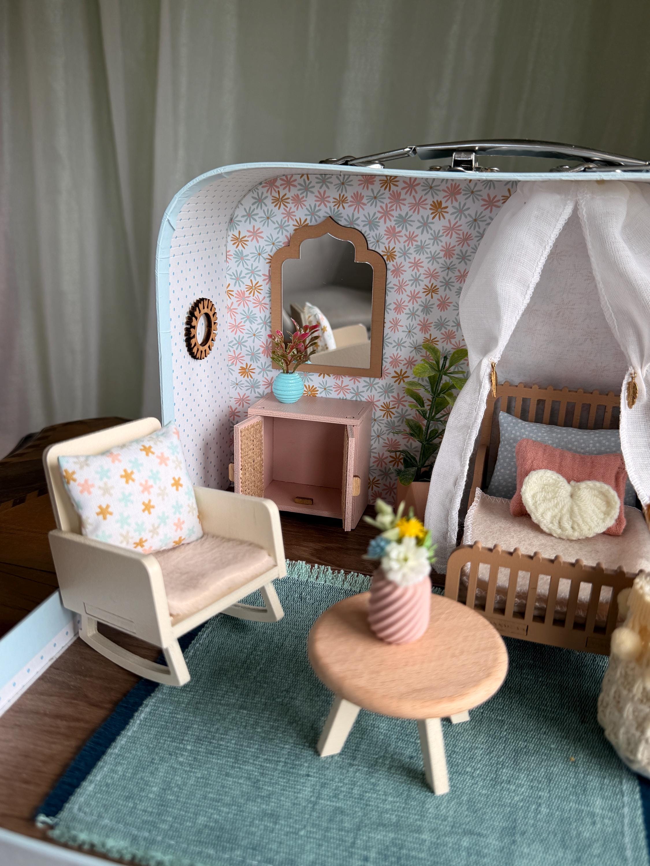 スーツケースに入った小さなドールハウス、デイドリームの小さなドール