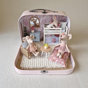Pequeña casa de muñecas en una maleta, nido de rosas florales, muebles de ratón Maileg, muebles de madera en miniatura, escala 1:12, casa de ratón Maileg