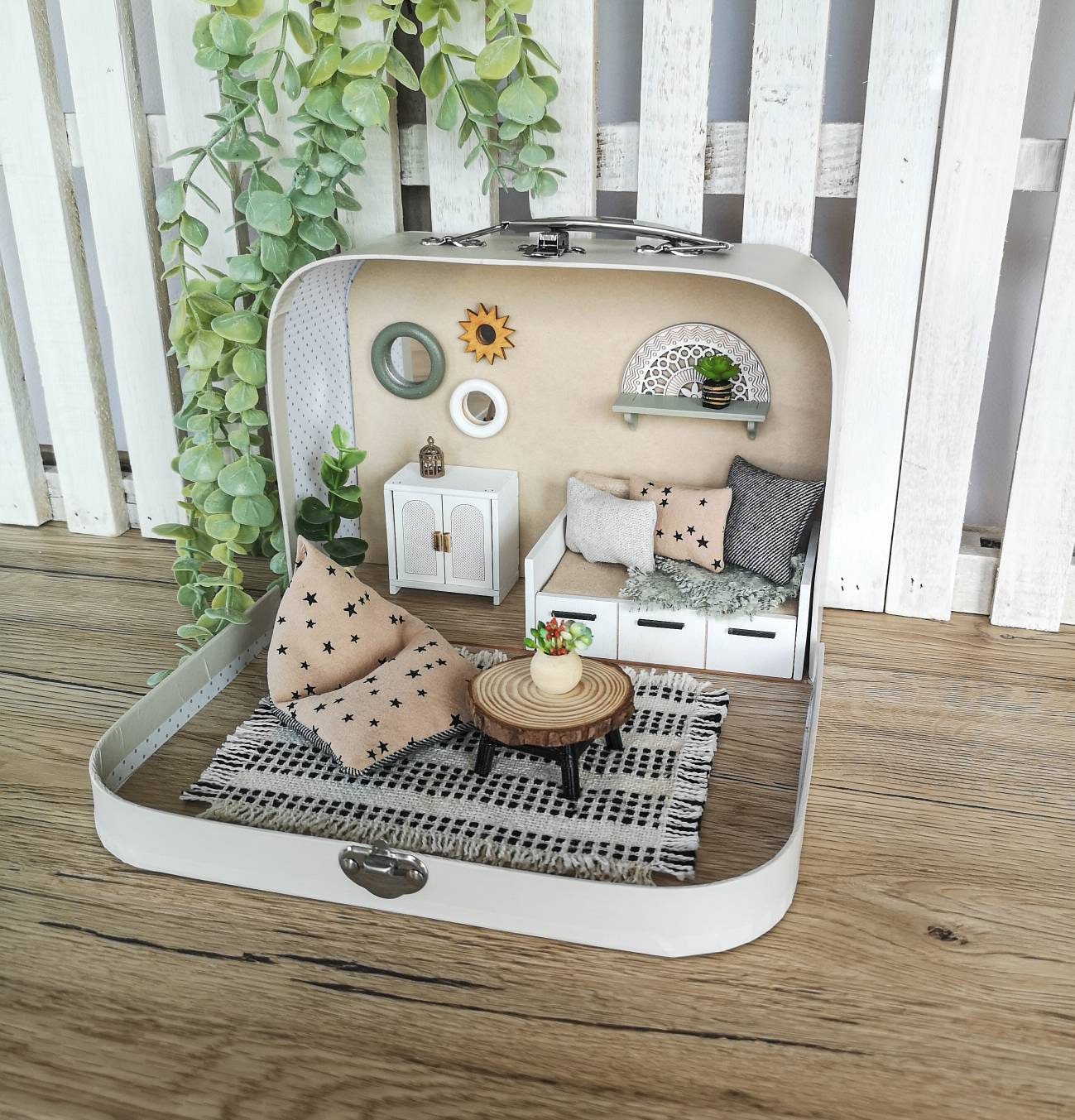 Piccola Casa Delle Bambole In Una Valigia, Mobili Per Topi Maileg, Mobili In Miniatura, Scala 1:12, Casa Delle Bambole Da Viaggio Scandinava - Italia - Foto 14