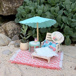 Miniature Beach Lounge Set – Maileg Mouse Summer Furniture, Deck chair with umbrella (Dollhouse Scale)
