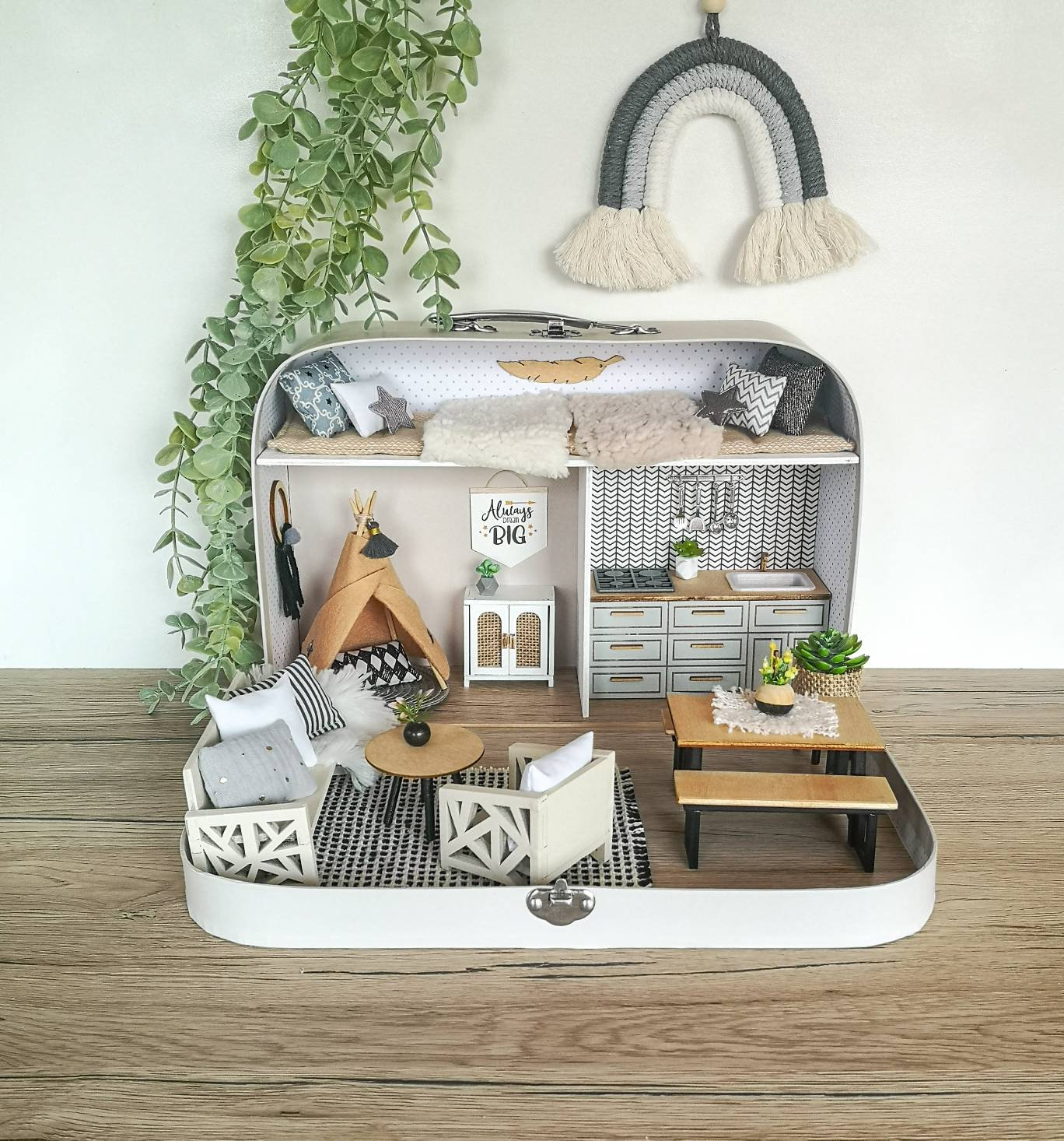 スーツケースに入った大型ドールハウス、スリープオーバースイート、1