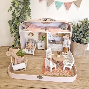 Grande casa delle bambole in una valigia, accogliente cottage di rose, mobili in miniatura in scala 1:12, casa del topo Maileg