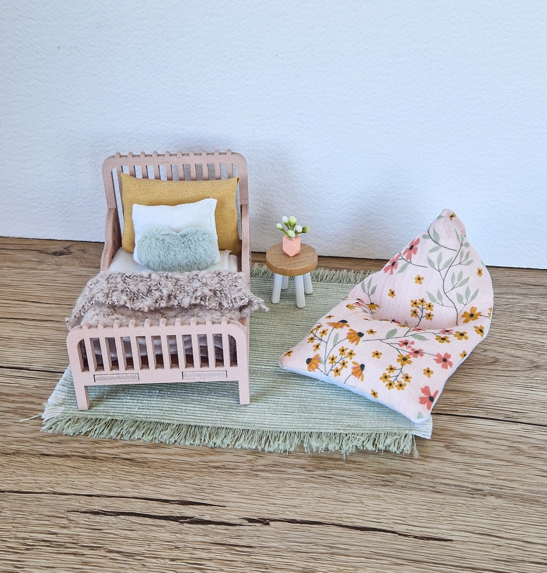 Lit Miniature En Bois Pour Poupée – Avec Matelas Et Oreiller, échelle 1/12, 15,7 Cm – Mobilier De Maison De Poupée