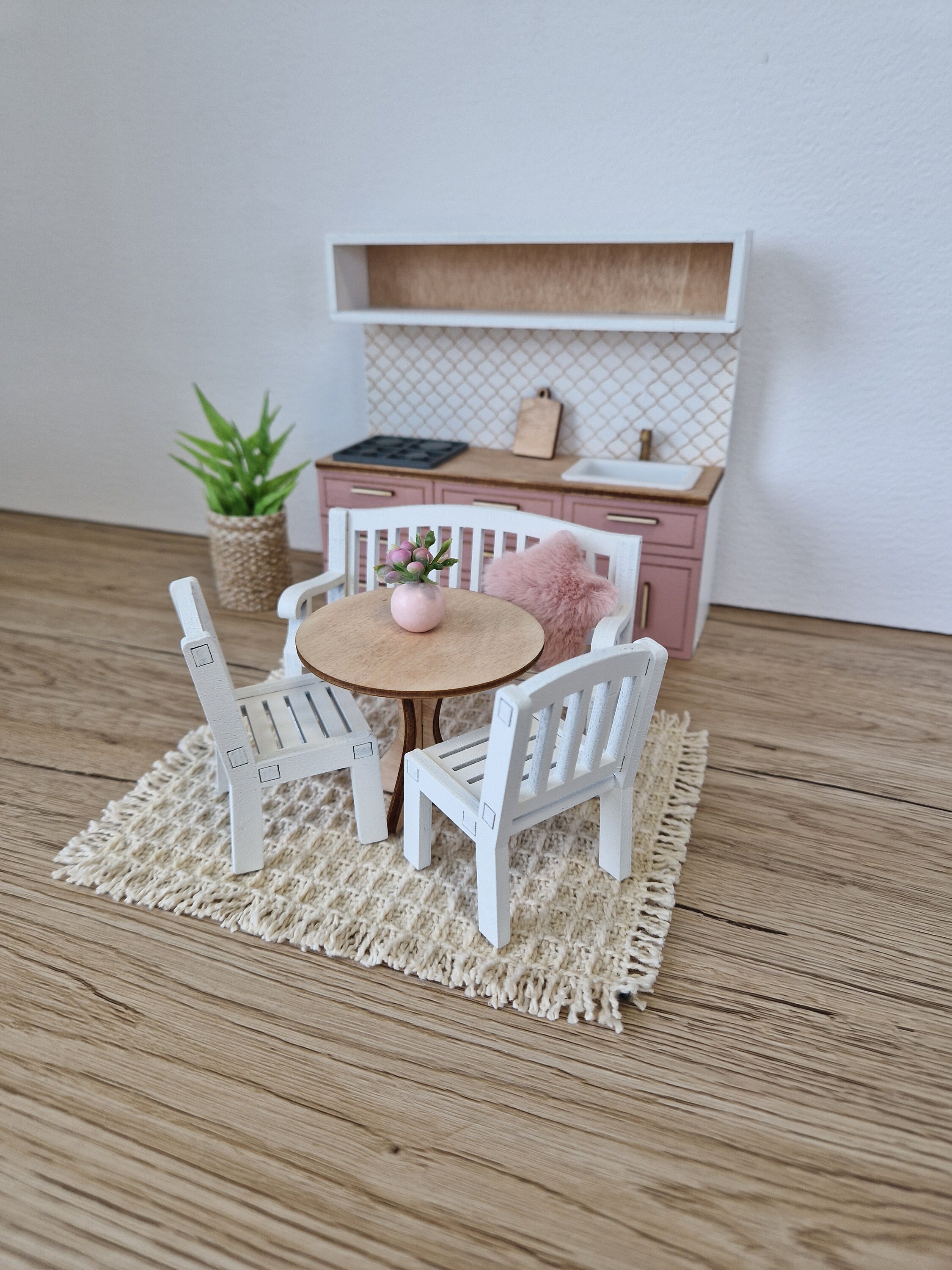 Meubles Miniatures Maison De Poupée échelle 1/12 - Table De Cuisine En Bois De Bouleau Avec Paniers - Accessoire Détaillé Et Réaliste