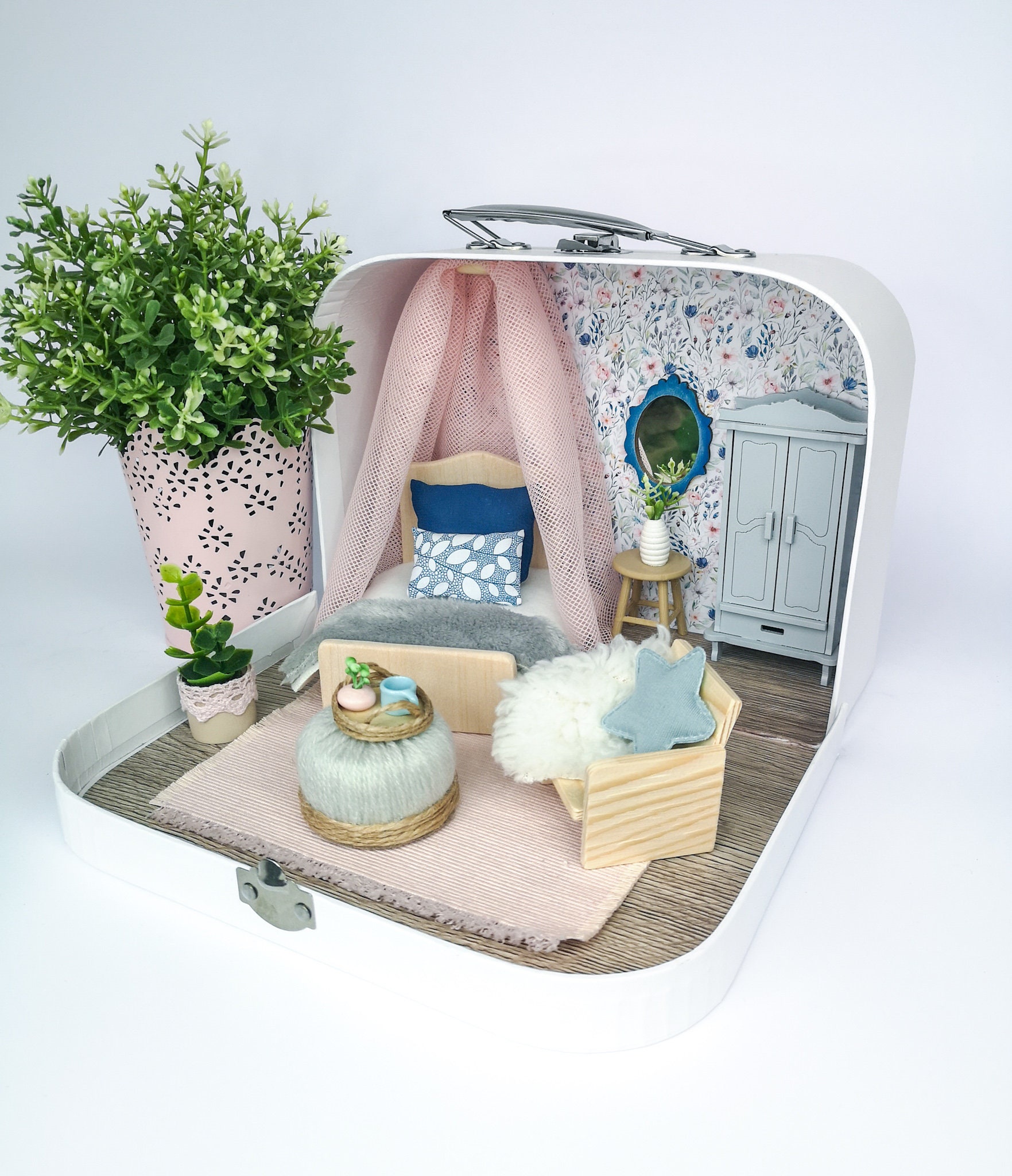 travel dollhouse