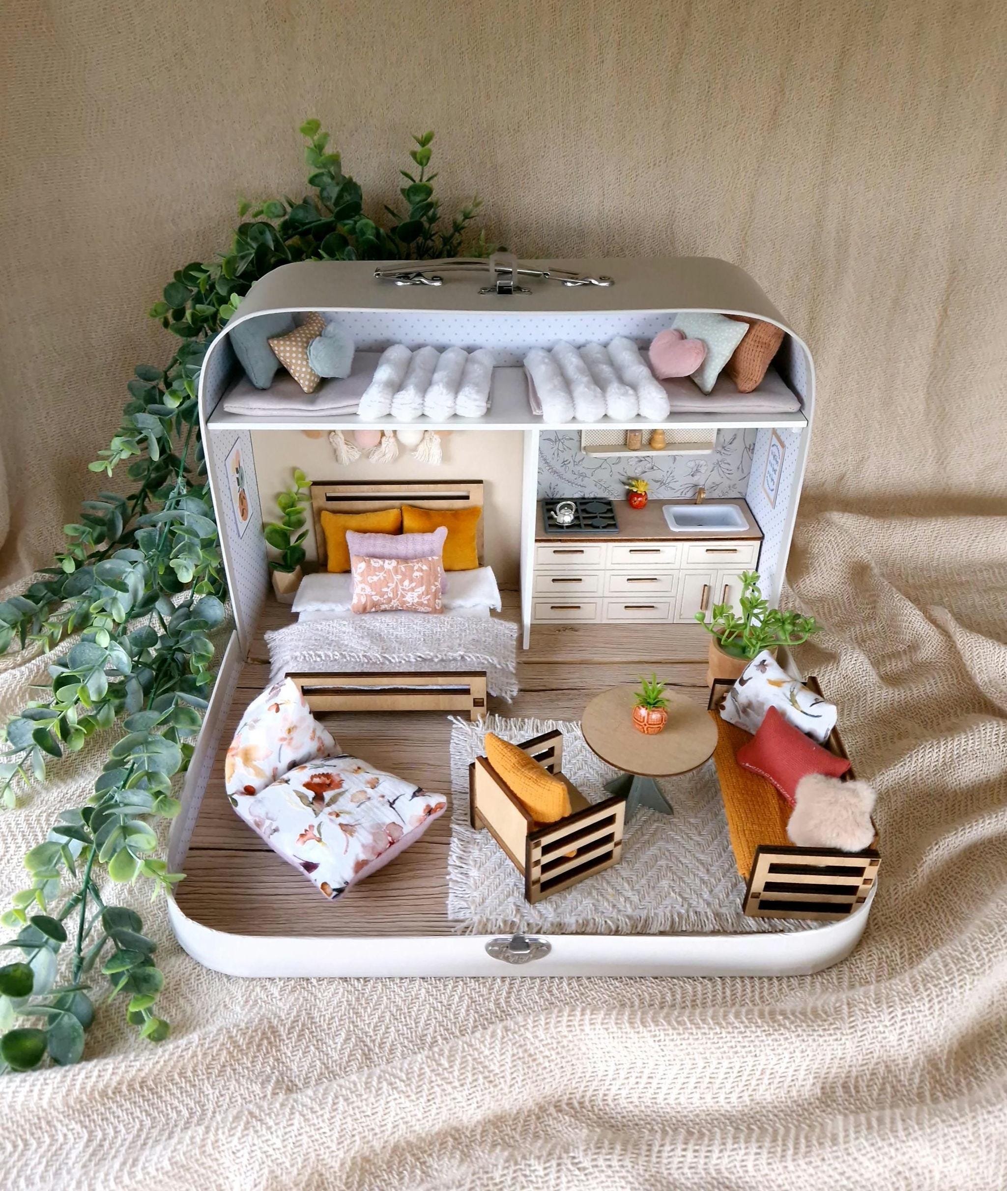 ドイツ製ミニチュア家具17点セット スーツケースに入った大きなドールハウス、1/12スケールのミニチュア