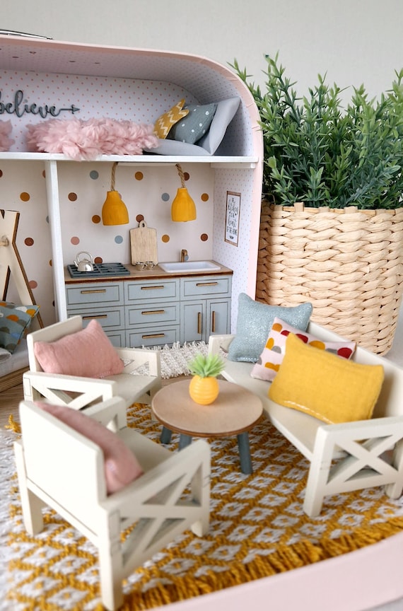 ROBOTIME Kit Casa delle Bambole in Miniatura Elsa's Tailoring, Kit di Costruzione in Legno con Luci LED, Miniature da Costruire per Adulti, Decorazione per la Casa, Regalo per Donne e Ragazze