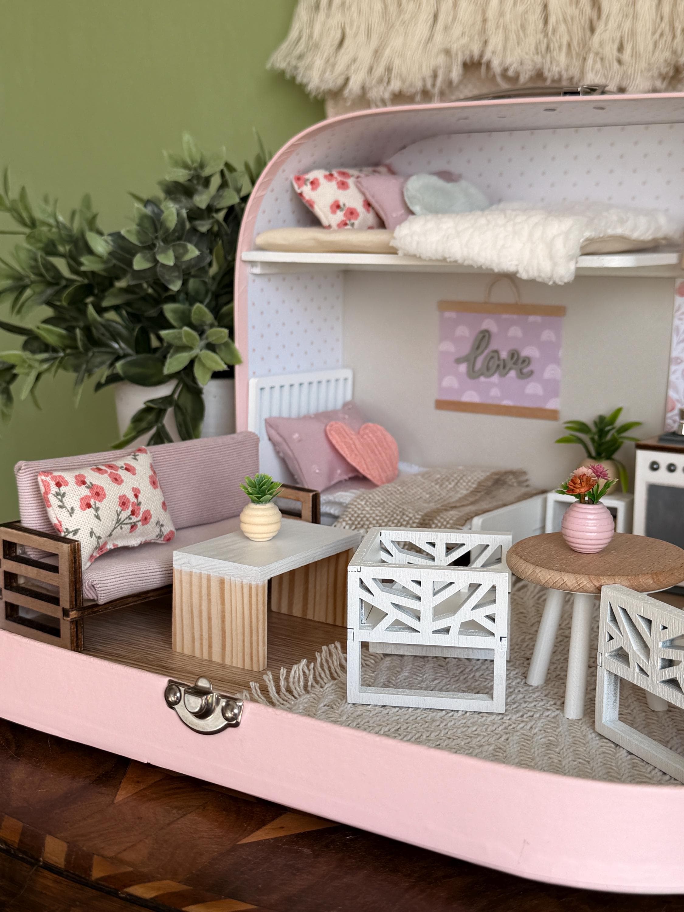Dekorative Miniatur-Möbel – Rotbraune Bank Für Puppenhaus, Sandkasten-Landschaften Oder Tischdekoration, Detailreiches Handwerk