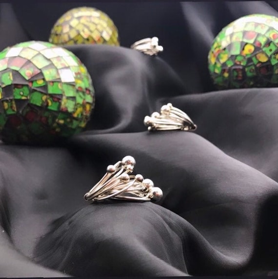 Small Bubble Satellite Ring the Multiwire With Moving Balls 925