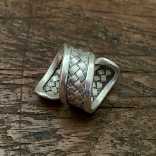 Contrary ring intertwined with a title higher than 925 shops