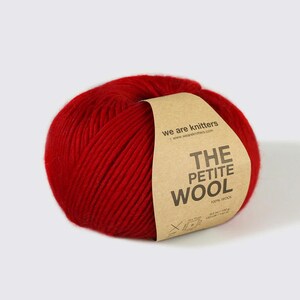 Petite Wool från We Are Knitters i röd färg, peruansk skrymmande ull, livfull röd ull till jul, alla hjärtans dag-present till stickare