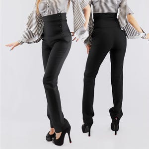 Calças de cintura alta elásticas, modelo corset logo abaixo do busto, com botão lateral esquerdo, bolsos italianos, BonelliLux