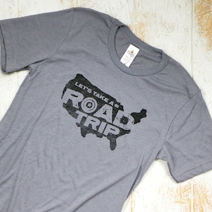 tomemos una camisa de viaje por carretera, camiseta de viaje, camiseta gráfica de aventura unisex, camiseta gris, camisa de viaje por carretera con dicho, vida en rv, mapa de los Estados Unidos
