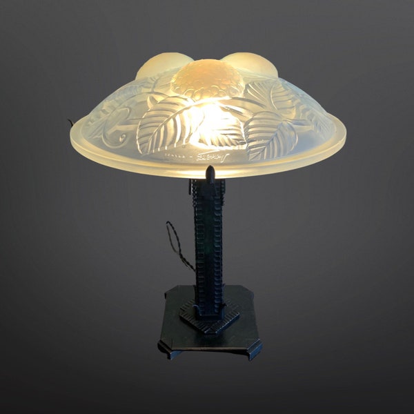 Exceptionnelle Lampe Art Déco opalescente signée D’Avesn France