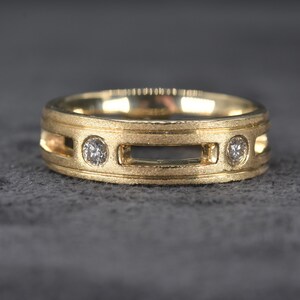 Anello da uomo in oro giallo spazzolato con diamanti, anello da uomo con diamanti, fede nuziale, regalo per lui, gioielli maschili, anello con diamanti da uomo, anello in oro da uomo