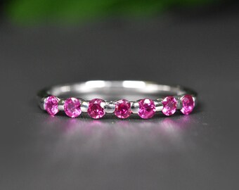 ZIERLICHES RUBINBAND, Winziger Rubin Ring, Brautschmuck, Halbe Ewigkeit Rubinband, Stapelbarer Ring, Geschenk für Frau, Versprechensring, Natürliches Rubinband