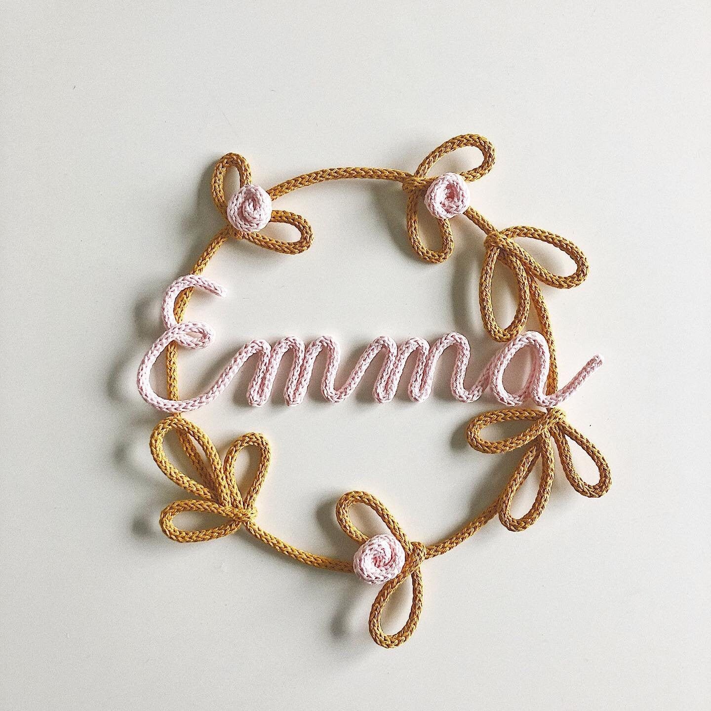 Couronne de Fleurs en Tricotin