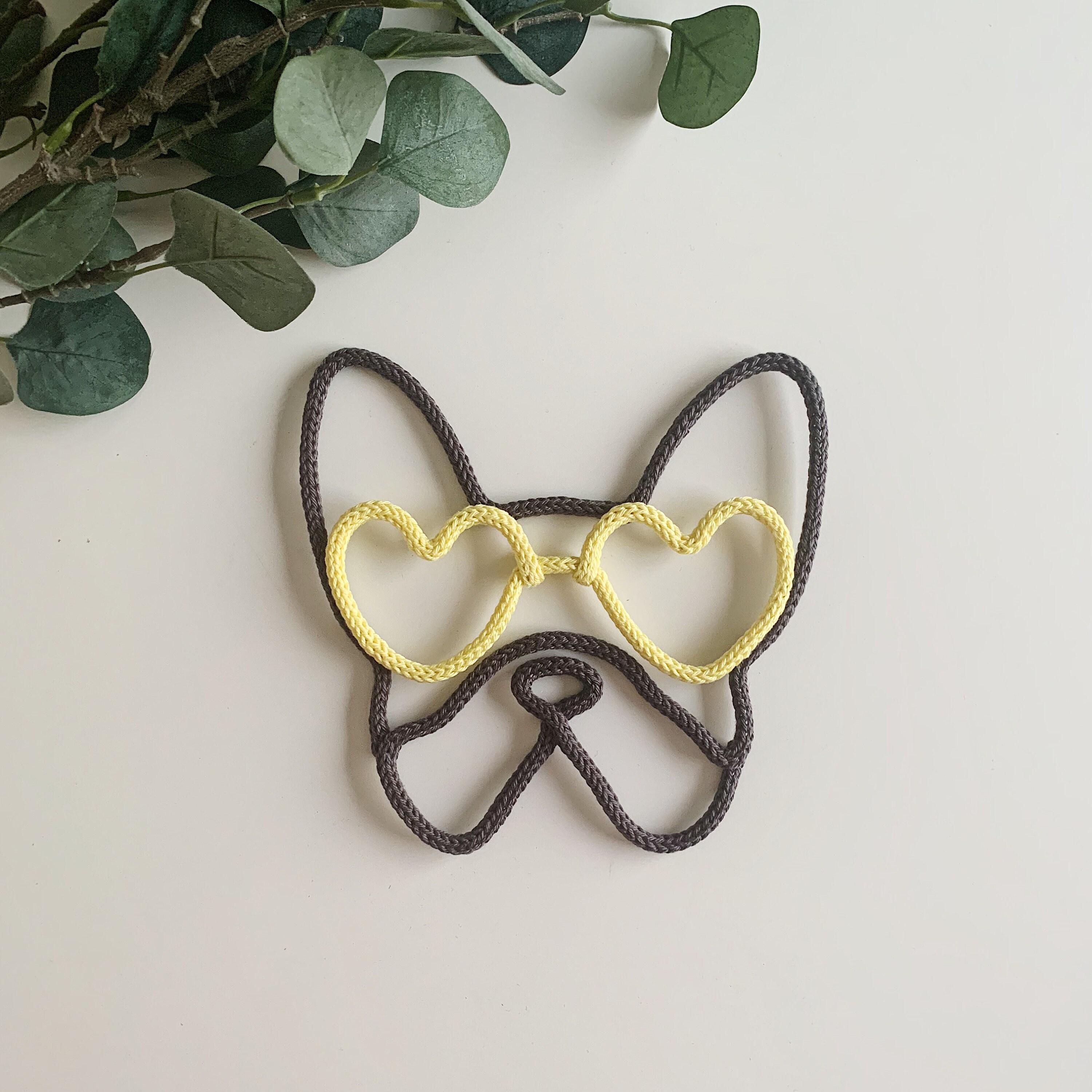 Chien Bouledogue en Tricotin