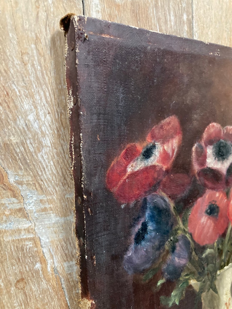 K&ouml;nnte beinhalten: Ein Vintage-&Ouml;lgem&auml;lde auf Leinwand, das ein Stillleben mit roten, violetten und wei&szlig;en Blumen in einer wei&szlig;en Vase darstellt. Der Hintergrund ist dunkelbraun.