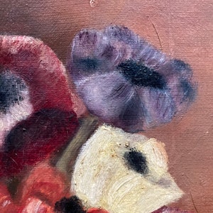 K&ouml;nnte beinhalten: Eine Nahaufnahme eines Gem&auml;ldes mit einem Blumenstrau&szlig;. Die Blumen sind rot, wei&szlig; und lila. Das Gem&auml;lde ist in einem realistischen Stil ausgef&uuml;hrt.