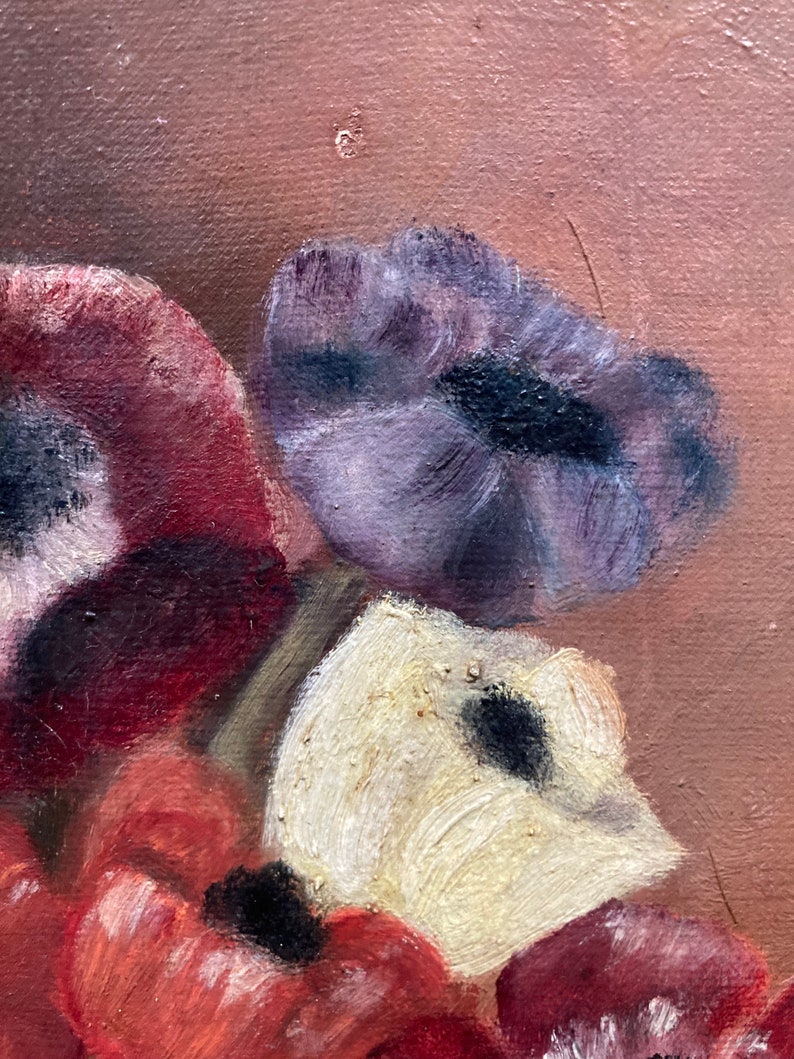 K&ouml;nnte beinhalten: Eine Nahaufnahme eines Gem&auml;ldes mit einem Blumenstrau&szlig;. Die Blumen sind rot, wei&szlig; und lila. Das Gem&auml;lde ist in einem realistischen Stil ausgef&uuml;hrt.