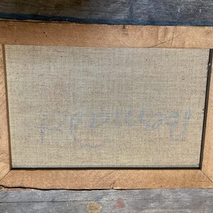 K&ouml;nnte beinhalten: Nahaufnahme der R&uuml;ckseite eines gerahmten Gem&auml;ldes. Die Leinwand ist hellbeige und tr&auml;gt eine schwach blaue Inschrift mit dem Text "C.E. 1971".