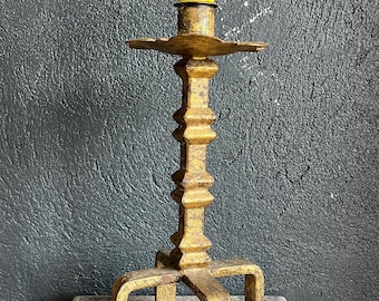 Lámpara de mesa brutalista. Hierro forjado dorado. Mediados de siglo.