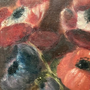 K&ouml;nnte beinhalten: Eine Nahaufnahme eines Stilllebens mit einem Strau&szlig; roter, rosa und lila Blumen mit dunklen Zentren. Die Blumen sind in einem lockeren, impressionistischen Stil gemalt.