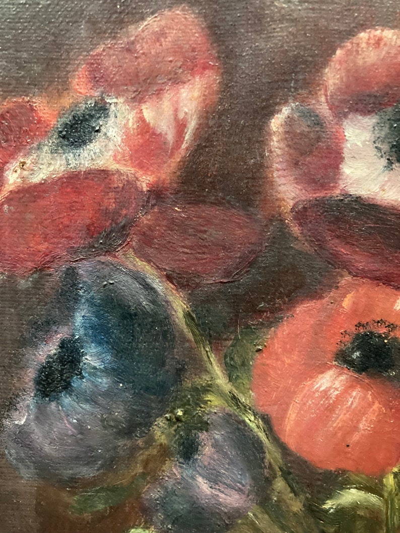 K&ouml;nnte beinhalten: Eine Nahaufnahme eines Stilllebens mit einem Strau&szlig; roter, rosa und lila Blumen mit dunklen Zentren. Die Blumen sind in einem lockeren, impressionistischen Stil gemalt.