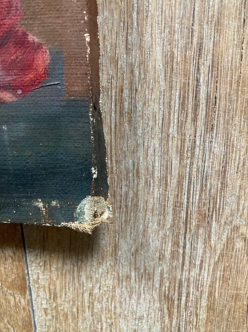 K&ouml;nnte beinhalten: Nahaufnahme des Randes eines Gem&auml;ldes auf Leinwand. Die Leinwand ist auf einen Holzrahmen gespannt und der Rand ist mit Heftklammern befestigt. Das Gem&auml;lde ist eine Stillleben mit roten Blumen.