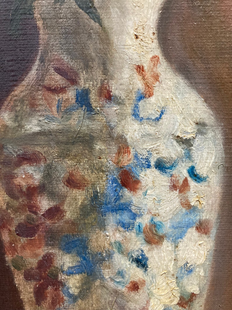 K&ouml;nnte beinhalten: Nahaufnahme einer wei&szlig;en Porzellanvase mit blauen und braunen Blumendesigns. Die Vase ist in einem lockeren, impressionistischen Stil bemalt.