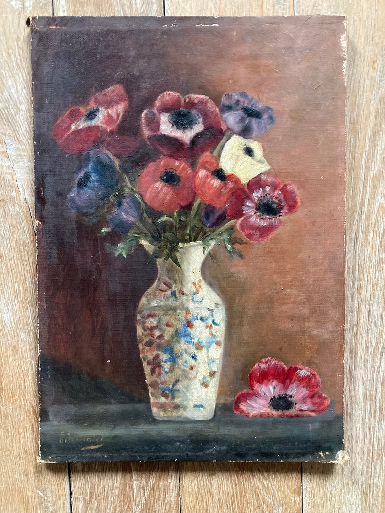 K&ouml;nnte beinhalten: Ein Stillleben mit einem Strau&szlig; roter, wei&szlig;er und lila Blumen in einer wei&szlig;en Vase mit blauen und goldenen Mustern. Die Vase steht auf einem Tisch, auf dem eine einzelne rote Blume liegt.