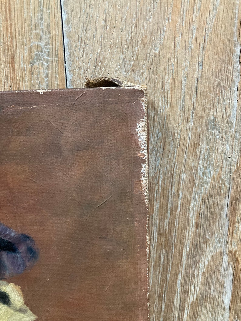 K&ouml;nnte beinhalten: Eine Nahaufnahme des Randes eines braunen Leinwandgem&auml;ldes mit einem Holzrahmen. Die Leinwand ist &uuml;ber den Rahmen gespannt und die Kanten sind sichtbar. Das Gem&auml;lde befindet sich auf einer Holzoberfl&auml;che.