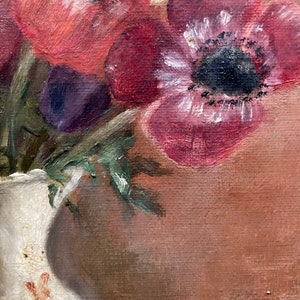 K&ouml;nnte beinhalten: Eine Nahaufnahme eines Stilllebens mit einem Strau&szlig; roter, rosa und lila Blumen in einer wei&szlig;en Vase mit blauen und roten Akzenten. Die Blumen sind in einem lockeren, impressionistischen Stil gemalt.