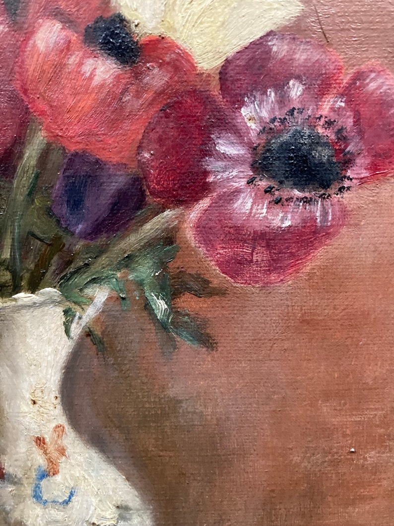 K&ouml;nnte beinhalten: Eine Nahaufnahme eines Stilllebens mit einem Strau&szlig; roter, rosa und lila Blumen in einer wei&szlig;en Vase mit blauen und roten Akzenten. Die Blumen sind in einem lockeren, impressionistischen Stil gemalt.