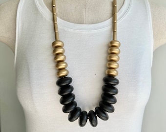 Colar de madeira marcante, colar de contas grossas, colar de contas de madeira, colar marcante, colar da moda, colar dourado fosco, colar preto