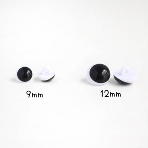 Op de afbeelding: Twee sets ronde, zwart-witte plastic knopen die op ogen lijken, gelabeld als 9mm en 12mm. Elke knoop heeft een glad, zwart bolvormig midden omringd door een witte rand en is voorzien van een klein oogje aan de achterkant voor bevestiging.