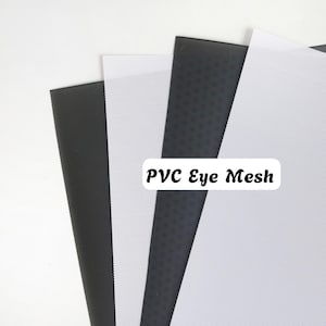 Puede incluir: Cuatro hojas rectangulares de malla de PVC dispuestas en un patrón de abanico superpuesto. Las hojas alternan entre colores negro y blanco sólidos, cada una con una textura perforada fina y uniforme. Una etiqueta blanca muestra el texto PVC Eye Mesh.